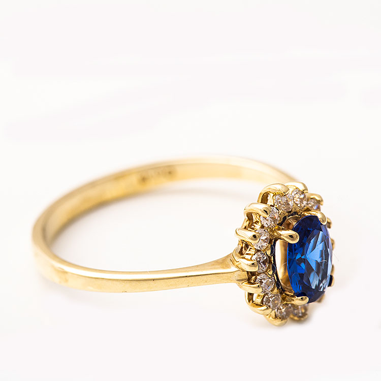 K14 gold ring with an oval blue stone rosette